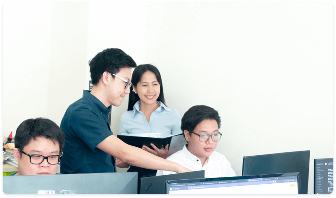 ทีมงาน LFFINTECH กำลังทำงานร่วมกัน